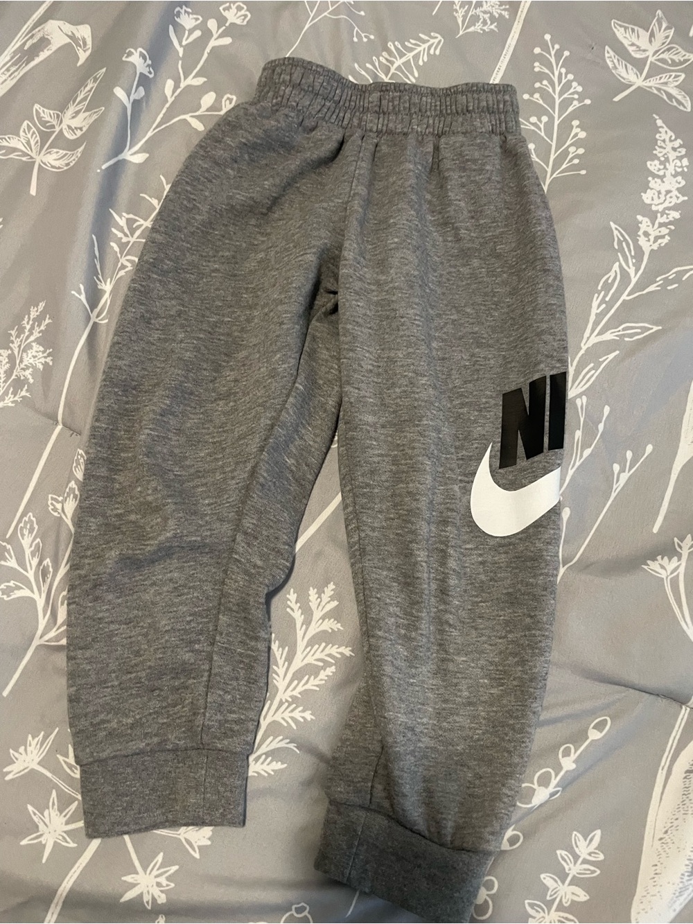 Nike - Boys 4T Gray Kids Fleece Joggers with Black & White Logo - Picture 1 of 2
